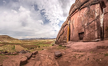 Puno – Visita Chullpas de Sillustani – Enigmático Portal de Amaru Muro – Cusco (Desayuno y Almuerzo) 