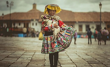 Lima – Traslado al Aeropuerto de Lima – Vuelo de Lima a Cusco – Llegada al Cusco – Recojo del Aeropuerto – Traslado al Hotel – Tarde libre (Desayuno y Almuerzo)