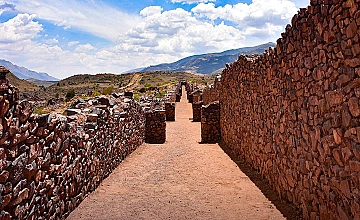 City tour Arqueológico con Valle Sur: Rumiqolqa – Pikillacta – Tipon “Templo del Agua” / Sacsayhuaman, Qenqo, Pucapucara y Tambomachay – Koricancha “Templo del Sol”  (Desayuno y Almuerzo)