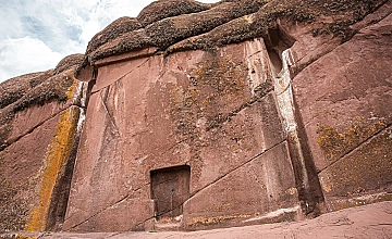 Puno – Visita Chullpas de Sillustani – Enigmático Portal de Amaru Muro – Puno (Desayuno y Almuerzo) 