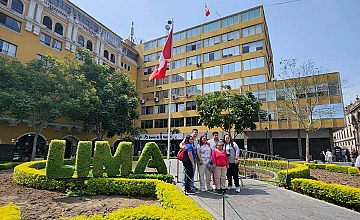 Lima – Museo Larco – City tour Colonial y Moderno: Parque del Amor, Huaca Pucllana, Centro financiero de San Isidro – Plaza de Armas Lima: Catedral de Lima, Palacio de Gobierno y Convento Catacumbas de San Francisco – Viaje a Paracas (Desayuno y Almuerzo)