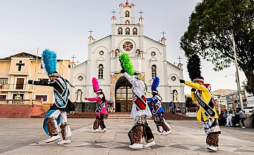 Lima – Traslado al Aeropuerto de Lima – Vuelo de Lima a Huaraz – Llegada al Huaraz – Recojo del Aeropuerto – Traslado al Hotel – Tarde libre (Desayuno y Almuerzo)