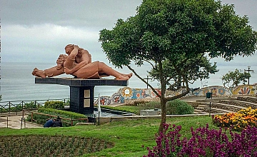 Lima – Museo Larco – City tour Colonial y Moderno: Parque del Amor, Huaca Pucllana, Centro financiero de San Isidro – Plaza de Armas Lima: Catedral de Lima, Palacio de Gobierno y Convento Catacumbas de San Francisco (Desayuno y Almuerzo)