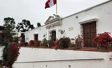 Lima – Museo Larco – City tour Colonial y Moderno: Parque del Amor, Huaca Pucllana, Centro financiero de San Isidro – Plaza de Armas Lima: Catedral de Lima, Palacio de Gobierno y Convento Catacumbas de San Francisco (Desayuno y Almuerzo)