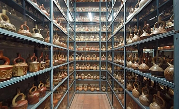 Lima – Museo Larco – City tour Colonial y Moderno: Parque del Amor, Huaca Pucllana, Centro financiero de San Isidro – Plaza de Armas Lima: Catedral de Lima, Palacio de Gobierno y Convento Catacumbas de San Francisco (Desayuno y Almuerzo)